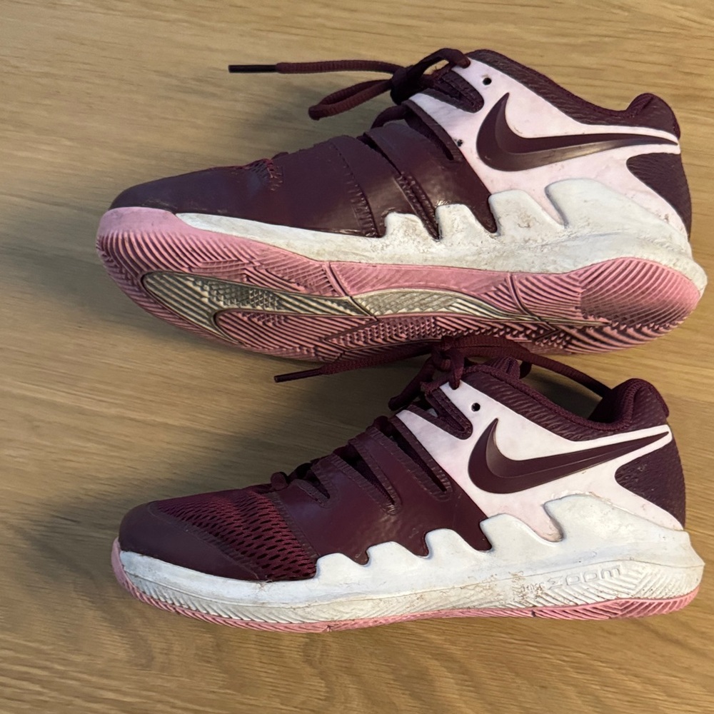 Nike Burgundy and White Mesh Athletic Sneakers Youth 4 - Picture 3 of 6